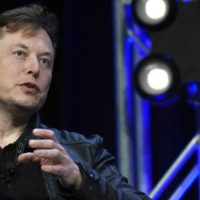 Elon Musk: “Gli alieni hanno costruito le piramidi”. L’”Indiana Jones” egiziano furioso